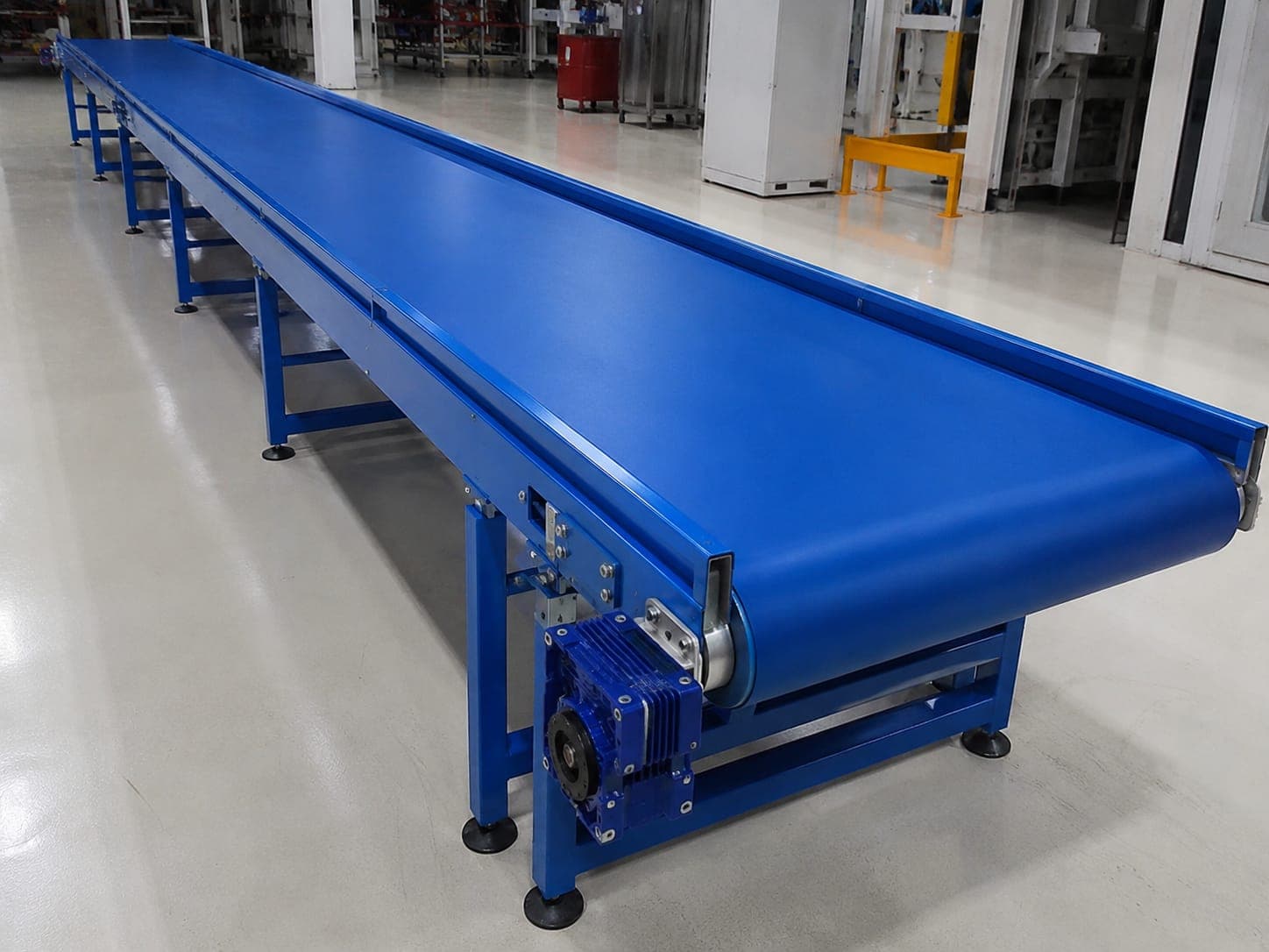 Industrial belt conveyor system for material handling in a manufacturing plant